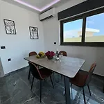 Mike فيلة Rhodes City